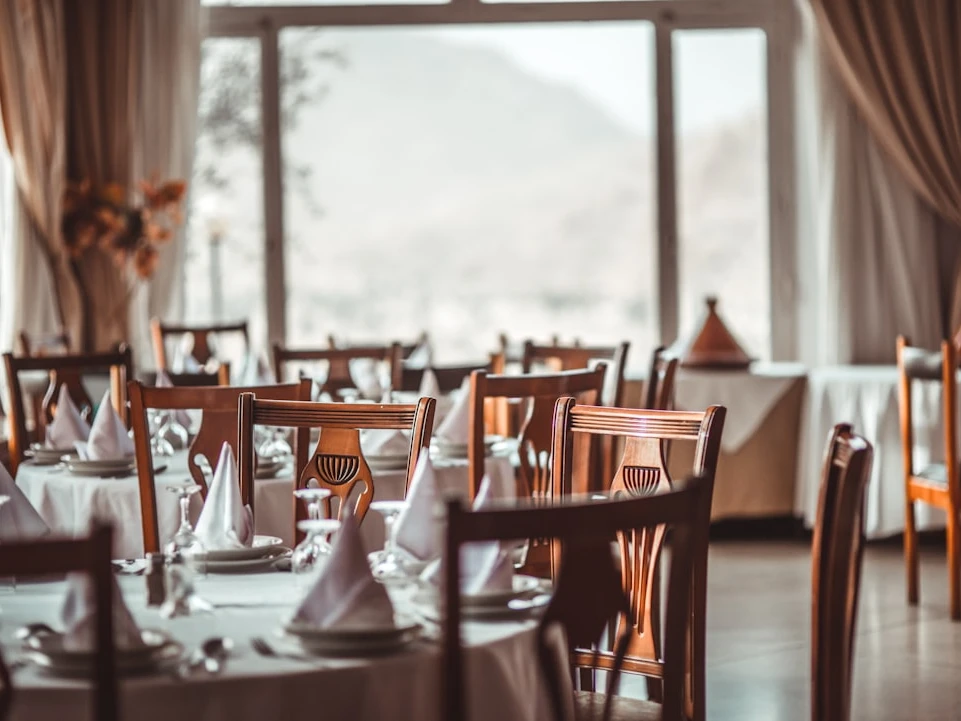 How do delivery services contribute to the success of modern restaurants?