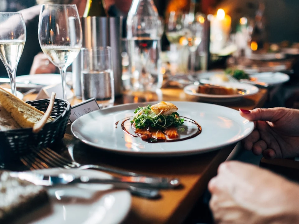 How do you choose a restaurant that offers a complete dining experience?